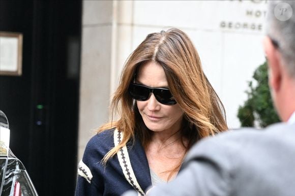 Carla Bruni - La famille Sarkozy réunie au restaurant du "Four Seasons Hôtel George V" pour l'anniversaire de Giulia Sarkozy (14 ans) à Paris, France, le 19 octobre 2025. 

© Bestimage