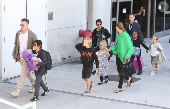 A rappeler qu'elle a adopté Maddox en 2001, au début des années 2000, avant d'adopter Zahara en 2005. En 2006, Angelina Jolie et son ex-mari Brad Pitt ont accueilli Shiloh. Un an plus tard, ils ont adopté Pax, né en 2003, avant d'agrandir une nouvelle fois leur famille en 2008 avec la naissance des jumeaux Knox et Vivienne.

Brad Pitt et Angelina Jolie arrivent à l'aéroport de Los Angeles en provenance d'Australie avec leurs enfants, le 5 février 2014. (FAMEFLYNET / BESTIMAGE).