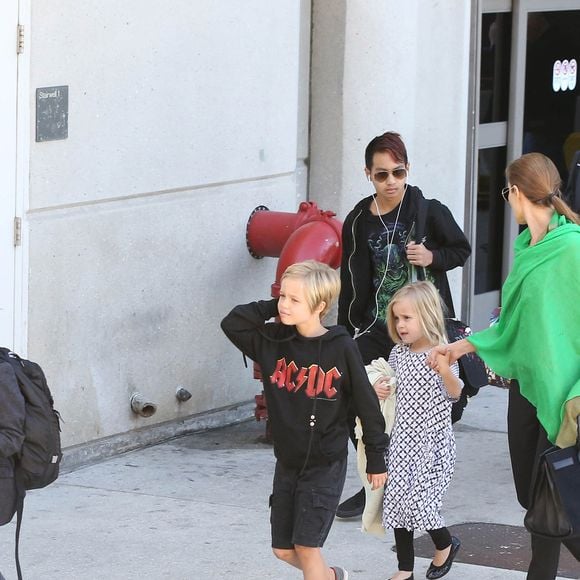 A rappeler qu'elle a adopté Maddox en 2001, au début des années 2000, avant d'adopter Zahara en 2005. En 2006, Angelina Jolie et son ex-mari Brad Pitt ont accueilli Shiloh. Un an plus tard, ils ont adopté Pax, né en 2003, avant d'agrandir une nouvelle fois leur famille en 2008 avec la naissance des jumeaux Knox et Vivienne.

Brad Pitt et Angelina Jolie arrivent à l'aéroport de Los Angeles en provenance d'Australie avec leurs enfants, le 5 février 2014. (FAMEFLYNET / BESTIMAGE).