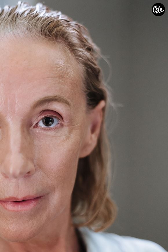 Pour réveiller le regard sans alourdir les traits, l'expert préconise plutôt les formules crèmes aux finis mats ou subtilement satinés.