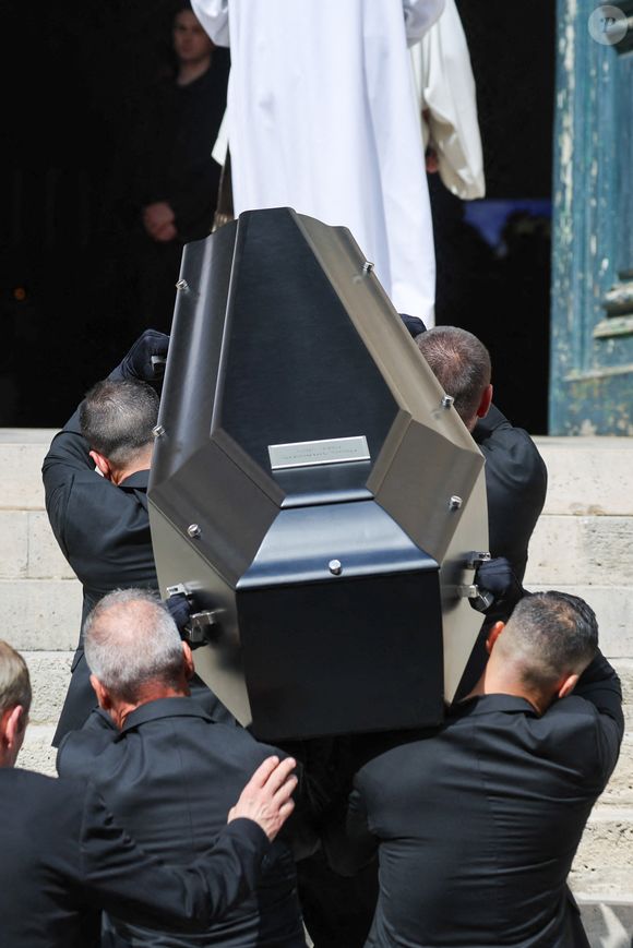 Le cercueil noir, choisi par Ardisson lui-même, a renforcé la symbolique autour de l’homme en noir de la télévision.

Le Cercueil du défunt - Arrivées aux obsèques de Thierry Ardisson en l’église Saint-Roch de Paris, France, le 17 juillet 2025. © Clovis-Jacovides/Bestimage