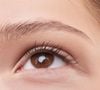 Une sélection de cosmétiques ciblés permet de corriger les imperfections sans durcir les traits.
