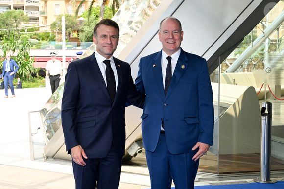 Le prince Albert II de Monaco accueille le président Emmanuel Macron au forum Grimaldi pour le Bleu Economy and Finance Forum à Monaco le 8 juin 2025.
© Bruno Bebert / Bestimage