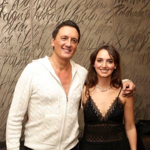 Exclusif - Dany Brillant, et sa fille Leah - Célébrités au concert de Dany Brillant à l'Olympia à Paris le 15 février 2026. Après 3 ans d'absence en live Dany est à nouveau sur scène pour un show " BEST OF TOUR " de ses plus grands titres ! En passant du jazz de Saint-Germain, à la dolce vita de Rome sans oublier Cuba et sa salsa entêtante ! Un show explosif et unique a ne pas rater. Après son passage à la salle Pleyel à Paris (Complet), il était de nouveau en concert à Paris, le dimanche 15 février à l'Olympia (Complet). Actuellement en tournée en France. © Jack Tribeca/Bestimage
