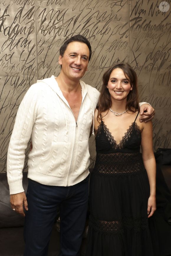 Exclusif - Dany Brillant, et sa fille Leah - Célébrités au concert de Dany Brillant à l'Olympia à Paris le 15 février 2026. Après 3 ans d'absence en live Dany est à nouveau sur scène pour un show " BEST OF TOUR " de ses plus grands titres ! En passant du jazz de Saint-Germain, à la dolce vita de Rome sans oublier Cuba et sa salsa entêtante ! Un show explosif et unique a ne pas rater. Après son passage à la salle Pleyel à Paris (Complet), il était de nouveau en concert à Paris, le dimanche 15 février à l'Olympia (Complet). Actuellement en tournée en France. © Jack Tribeca/Bestimage