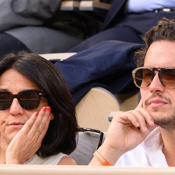 Depuis plus de cinq ans, Alexandre Kominek et Florence Foresti partagent leur vie loin des projecteurs. Côté écriture, le duo fonctionne en toute indépendance, même s'ils se donnent volontiers des conseils. 

Florence Foresti et Alexandre Kominek dans les tribunes lors des Internationaux de France de tennis à Roland Garros le 29 mai 2022 à Paris, France. Photo by Laurent Zabulon/ABACAPRESS.COM