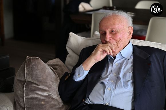 Philippe Bouvard est décédé chez lui à Cannes

Exclusif - Philippe Bouvard, journaliste français, écrivain, homme de radio et de télévision, à son domicile, en interview télé avec le journaliste producteur Cyril Viguier à Cannes, le 27 février 2025.

© Bruno Bebert/Bestimage