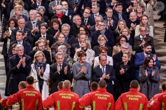 Michel Barnier et sa femme Isabelle Altmayer, Nicolas Sarkozy, sa femme Carla Bruni, François Hollande et sa femme Julie Gayet, Anne Hidalgo applaudissent les pompiers de Paris Cérémonie de réouverture de la cathédrale Notre-Dame de Paris, le 7 décembre 2024. Joyau de l’art gothique, lieu de culte et de culture, symbole universel de la France et de son histoire, la cathédrale de Notre-Dame de Paris rouvre ses portes les 7 et 8 décembre, cinq ans après le terrible incendie qui l’avait ravagée le 15 avril 2019. 
© Dominique Jacovides / Bestimage