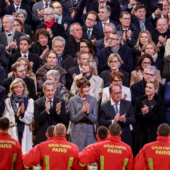 Michel Barnier et sa femme Isabelle Altmayer, Nicolas Sarkozy, sa femme Carla Bruni, François Hollande et sa femme Julie Gayet, Anne Hidalgo applaudissent les pompiers de Paris Cérémonie de réouverture de la cathédrale Notre-Dame de Paris, le 7 décembre 2024. Joyau de l’art gothique, lieu de culte et de culture, symbole universel de la France et de son histoire, la cathédrale de Notre-Dame de Paris rouvre ses portes les 7 et 8 décembre, cinq ans après le terrible incendie qui l’avait ravagée le 15 avril 2019. 
© Dominique Jacovides / Bestimage