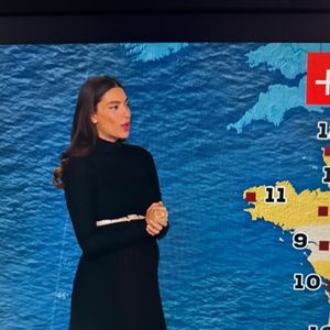 En légende d'une photographie où l'on découvre la présentatrice de la méteo habillée d'une longue robe noire, elle écrit : "La robe vient de chez Comptoir des Cotonniers"

Tatiana Silva, Instagram