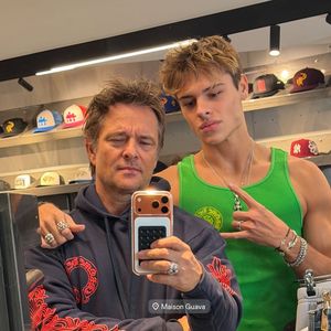 Cameron Smet, 21 ans, s’est récemment lancé dans une carrière de mannequin.

David Hallyday avec son fils Cameron Smet dans une boutique à Paris. Capture d'écran Instagram