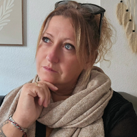 Quelques jours après que leur immeuble est parti en fumée, les enfants Van Der Auwera (Familles nombreuses) passent une étape