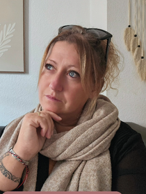 Quelques jours après que leur immeuble est parti en fumée, les enfants Van Der Auwera (Familles nombreuses) passent une étape