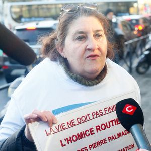 La mère de Adrien, victime d'un accident de la route, manifeste devant le tribunal de Melun à l'ouverture du procès de Pierre Palmade pour demander la condamnation des auteurs d'homicide routier le 20 novembre 2024.
Son fils Adrien est mort le 2 février 2018.

© Christophe Clovis / Bestimage