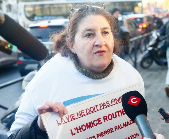 La mère de Adrien, victime d'un accident de la route, manifeste devant le tribunal de Melun à l'ouverture du procès de Pierre Palmade pour demander la condamnation des auteurs d'homicide routier le 20 novembre 2024.
Son fils Adrien est mort le 2 février 2018.

© Christophe Clovis / Bestimage