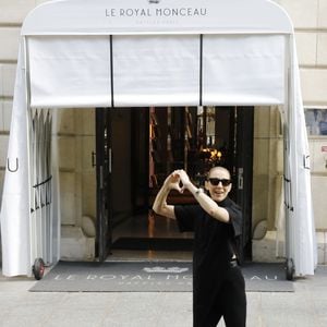 Céline Dion - Céline Dion acclamée par ses fans à la sortie du palace Royal Monceau à Paris, France, le 4 septembre 2026. © Marc Ausset-Lacroix/Bestimage