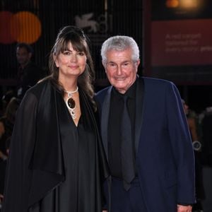 Dans ce post, Valérie Perrin se souvient des nombreux fous rires partagés avec cet homme, avant de conclure par cette phrase touchante : "À partir d’aujourd’hui, le Paradis va bien se marrer".

Valérie Perrin et Claude Lelouch à la première de "Finalement" de C.Lelouch au 81ème Festival International du Film de Venise, le 2 septembre 2024.

Photo : Zuma Press / Bestimage