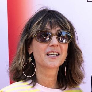 Alexia Laroche-Joubert a enfin cité la Star Academy comme autre exemple de programme très coûteux, entre les importants castings, le direct, les musiciens, la lumière et la location du château.
Alexia Laroche-Joubert lors du "Lumière Summit", organisé à la Fondation Maeght, à Saint-Paul-de-Vence, le 7 septembre 2026. © Syspeo/Pool/Bestimage