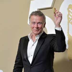 S'il y en a bien un qui s'amuse de la situation c'est Franck Dubosc.

Franck Dubosc et son Cesario -  Photocall des lauréats (pressroom) de la 50ème cérémonie des César à l'Olympia à Paris le 28 février 2025
© Dominique Jacovides / Olivier Borde / Bestimage