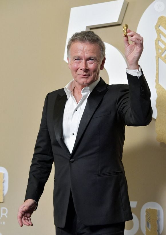 S'il y en a bien un qui s'amuse de la situation c'est Franck Dubosc.

Franck Dubosc et son Cesario -  Photocall des lauréats (pressroom) de la 50ème cérémonie des César à l'Olympia à Paris le 28 février 2025
© Dominique Jacovides / Olivier Borde / Bestimage