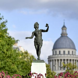 Son appartement, il est situé dans le 6e arrondissement de Paris, à proximité du Jardin du Luxembourg

Paris (75) : statue dans le jardin du Luxembourg, statue L'acteur grec, en arriere plan le dome du Pantheon - Photo by Joly V/ANDBZ/ABACAPRESS.COM