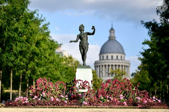 Son appartement, il est situé dans le 6e arrondissement de Paris, à proximité du Jardin du Luxembourg

Paris (75) : statue dans le jardin du Luxembourg, statue L'acteur grec, en arriere plan le dome du Pantheon - Photo by Joly V/ANDBZ/ABACAPRESS.COM