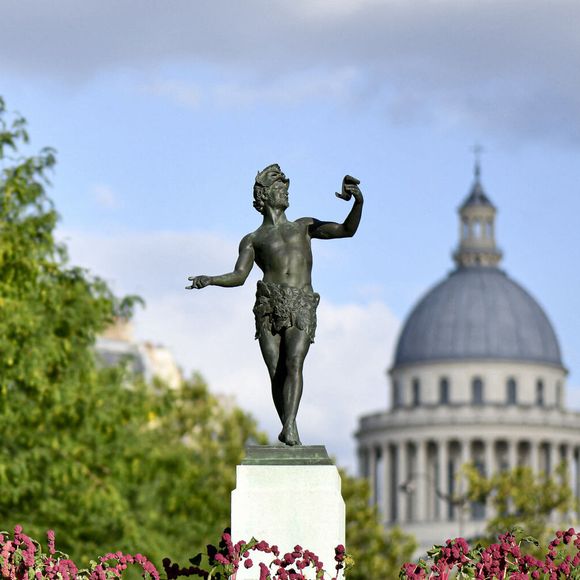 Son appartement, il est situé dans le 6e arrondissement de Paris, à proximité du Jardin du Luxembourg

Paris (75) : statue dans le jardin du Luxembourg, statue L'acteur grec, en arriere plan le dome du Pantheon - Photo by Joly V/ANDBZ/ABACAPRESS.COM