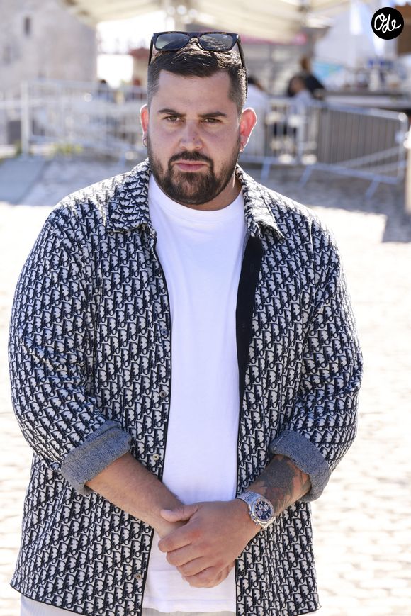 Artus explique avoir également pratiqué des jeûnes, davantage pour “nettoyer” son corps que pour perdre du poids.

Artus (Victor-Artus Solaro) au photocall de la série "Darknet-sur-Mer" lors de la 24ème édition du Festival de la Fiction TV de La Rochelle, France, le 17 septembre 2022. © Christophe Aubert/Bestimage
