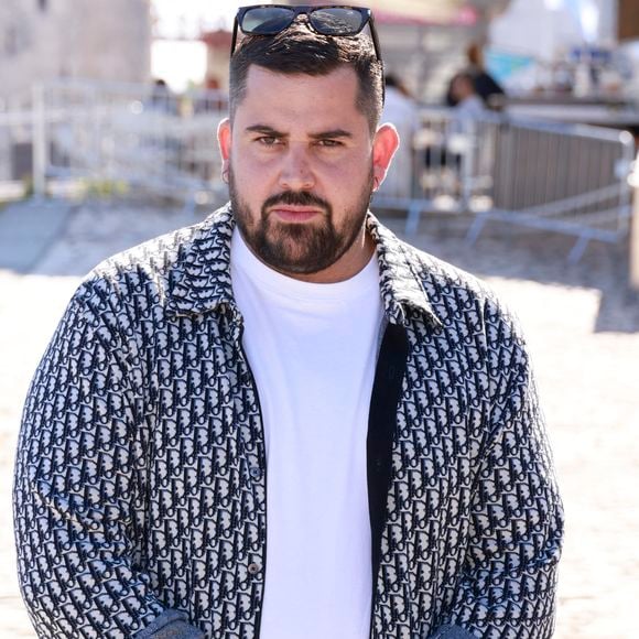 Artus explique avoir également pratiqué des jeûnes, davantage pour “nettoyer” son corps que pour perdre du poids.

Artus (Victor-Artus Solaro) au photocall de la série "Darknet-sur-Mer" lors de la 24ème édition du Festival de la Fiction TV de La Rochelle, France, le 17 septembre 2022. © Christophe Aubert/Bestimage