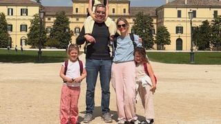 Un papa de Familles nombreuses pris en charge après une sortie de route à moto : "Je me suis pris la voiture de plein fouet"