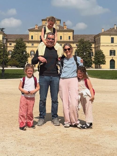 Un papa de Familles nombreuses pris en charge après une sortie de route à moto : "Je me suis pris la voiture de plein fouet"
