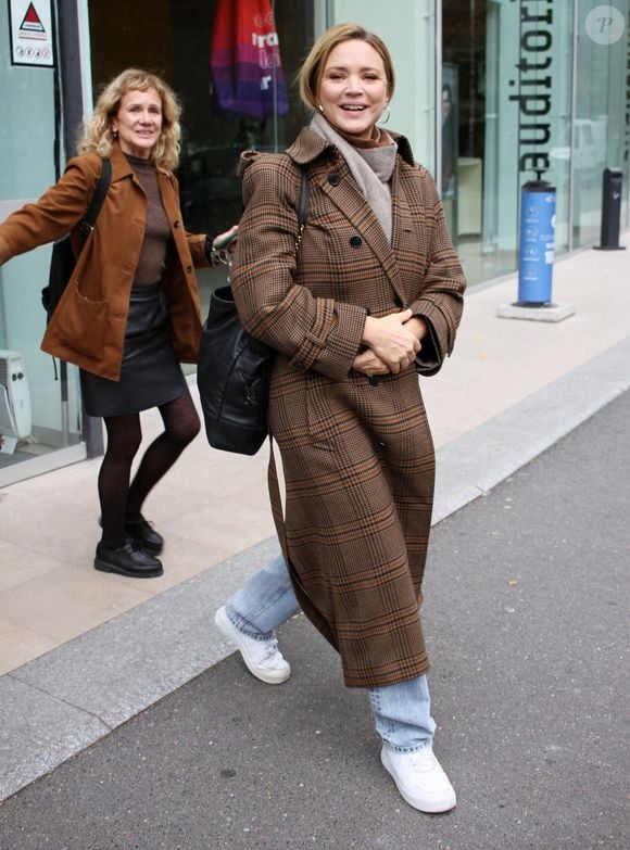 Exclusif - Virginie Efira - Les célébrités à la sortie des studios de Radio France à Paris, le 3 novembre 2025.
© Jonathan Rebboah / Bestimage