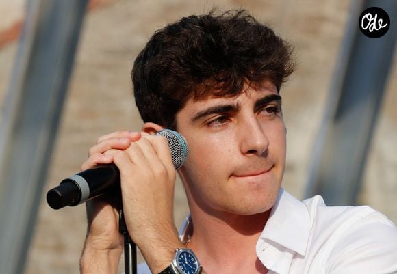 Léon Hesby a décidé de suivre les traces de son père en se lançant dans une carrière de chanteur

Exclusif - Léon Hesby, le fils de P.Bruel, se produit pour la première fois sur scène en France, au festival des Sables-d'Olonne, le 26 juin 2026.
Crédit : Noël Carrier / Bestimage