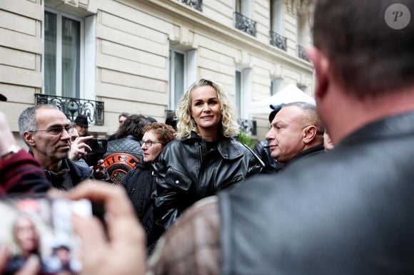 Laeticia Hallyday lors de l'inauguration d'une plaque commémorative en hommage à Johnny Hallyday devant l'immeuble où le chanteur français a grandi dans le 9ème arrondissement de Paris, France, le 22 décembre 2023. Décédé en 2017, Johnny Hallyday fut pendant un demi-siècle l’incarnation du rock à la française. D’origine belge et né sous le nom de Jean-Philippe Smet, il naquit et passa une très grande partie de sa vie à Paris. Fière de cet héritage musical qu’il lui laissa, la Ville de Paris avait entrepris un premier hommage à l’artiste en donnant le nom de Johnny Hallyday à l’esplanade situé devant la salle de spectacle qu’il avait tant fait vibrer par le passé. Dans la continuité de ce premier hommage, la ville de Paris a souhaité à nouveau honorer la mémoire de ce natif de la capitale et une plaque commémorative est dévoilée devant l’immeuble dans lequel il grandit au 13 rue de la Tour des Dames dans le 9ème arrondissement. © Dominique Jacovides/Bestimage