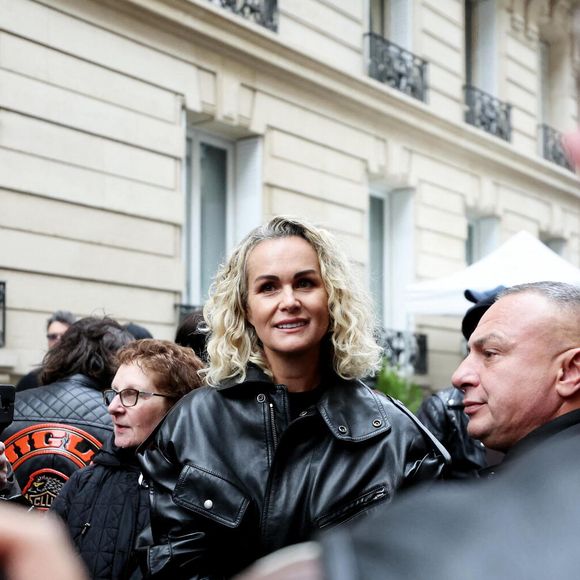 Laeticia Hallyday lors de l'inauguration d'une plaque commémorative en hommage à Johnny Hallyday devant l'immeuble où le chanteur français a grandi dans le 9ème arrondissement de Paris, France, le 22 décembre 2023. Décédé en 2017, Johnny Hallyday fut pendant un demi-siècle l’incarnation du rock à la française. D’origine belge et né sous le nom de Jean-Philippe Smet, il naquit et passa une très grande partie de sa vie à Paris. Fière de cet héritage musical qu’il lui laissa, la Ville de Paris avait entrepris un premier hommage à l’artiste en donnant le nom de Johnny Hallyday à l’esplanade situé devant la salle de spectacle qu’il avait tant fait vibrer par le passé. Dans la continuité de ce premier hommage, la ville de Paris a souhaité à nouveau honorer la mémoire de ce natif de la capitale et une plaque commémorative est dévoilée devant l’immeuble dans lequel il grandit au 13 rue de la Tour des Dames dans le 9ème arrondissement. © Dominique Jacovides/Bestimage