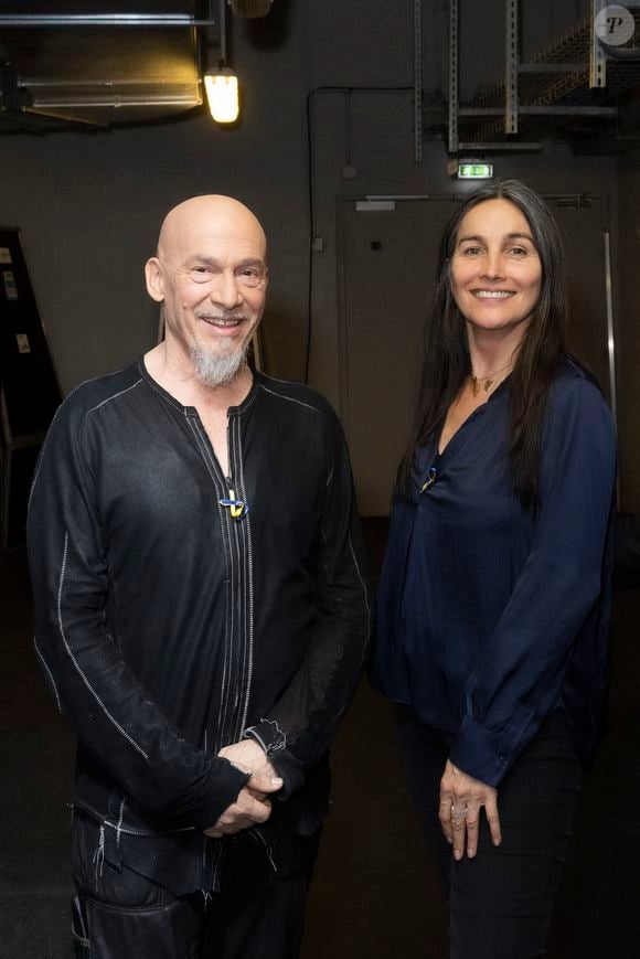 Exclusif - Florent Pagny et sa femme Azucena - Backstage de l'émission spéciale "Unis pour l'Ukraine" à la Maison de la Radio et de la Musique, diffusée en direct sur France 2 et présentée par Nagui et Leïla.Kaddour à Paris le 8 mars 2022 © Cyril Moreau / Jack Tribeca / Bestimage