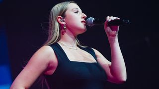Héléna risque d’être embêtée lors du festival des Solidays à cause d’un trouble qui touche 2 à 3% de la population