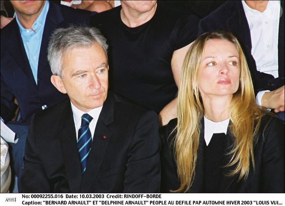 Bernard Arnault et sa fille Delphine au défilé PAP Automne Hiver 2023 Louis Vuitton, à Paris - RINDOFF-BORDE / BESTIMAGE