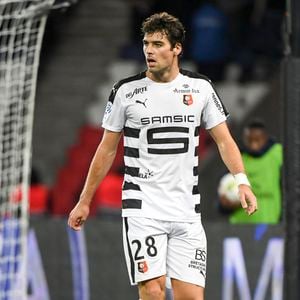 Yoann Gourcuff - Karine Ferri encourage son compagnon Yoann Gourcuff lors du match Psg-Rennes au Parc des Princes à Paris le 6 novembre 2016.  (victoire 4-0 du Psg)  © Pierre Perusseau/Bestimage