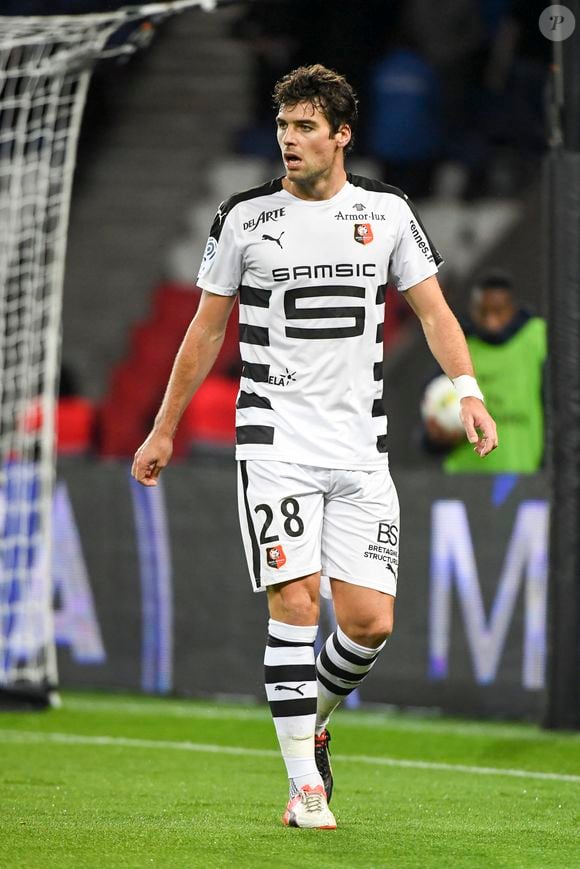 Yoann Gourcuff - Karine Ferri encourage son compagnon Yoann Gourcuff lors du match Psg-Rennes au Parc des Princes à Paris le 6 novembre 2016.  (victoire 4-0 du Psg)  © Pierre Perusseau/Bestimage