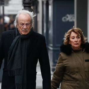 C'est au cœur du très chic 7e arrondissement, juste à côté du musée d'Orsay, que le mari de Josiane Stoléru a choisi de poser ses valises pour mener une vie de quartier des plus dynamiques.

Patrick Chesnais et sa femme Josiane Stoléru - Arrivées aux obsèques de Niels Arestrup à l'Église Saint-Roch à Paris. Le 10 décembre 2024.

© Christophe Clovis / Bestimage