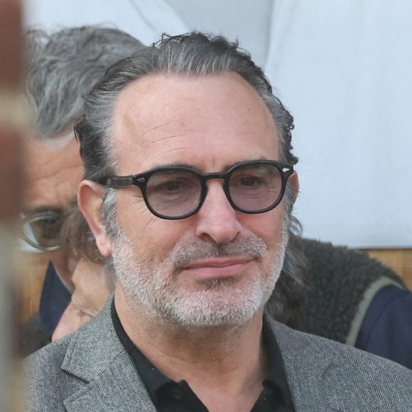 Il s'agit d'un grand bureau d'inspiration classique en bois massif, doté de jolies courbes surélevées sur les bords. 

Jean Dujardin - Arrivées aux obsèques de Bruno Salomone en l'église Sainte-Anne de Polangis de Joinville-le-Pont (Val-de-Marne) le 23 mars 2026. © Cyril Moreau - Dominique Jacovides / Bestimage