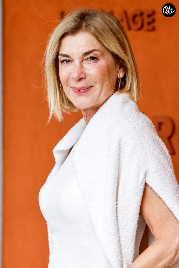 Le protocole repose sur l'identification préalable du type de vieillissement cutané propre à chaque visage.

Michèle Laroque au photocall du village lors des Internationaux de France de Tennis de Roland Garros 2026, à Paris, le 4 juin 2026. 

© Jacovides-Moreau/Bestimage