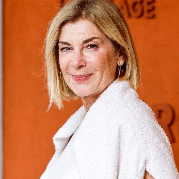 Le protocole repose sur l'identification préalable du type de vieillissement cutané propre à chaque visage.

Michèle Laroque au photocall du village lors des Internationaux de France de Tennis de Roland Garros 2026, à Paris, le 4 juin 2026. 

© Jacovides-Moreau/Bestimage
