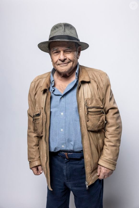 Mais il semblerait que son expérience ait été écourtée suite à son attitude en tournage qui n'allait pas. 

Exclusif - Jean Benguigui - Studio - Enregistrement de l'émission "La chanson secrète", présentée par N.Aliagas et diffusée le 29 décembre sur TF1
© Guillaume Gaffiot-Cyril Moreau / Bestimage