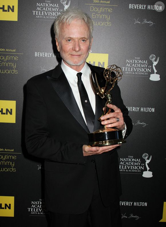 Anthony Geary
38e cérémonie annuelle des Daytime Emmy Awards - Salle de presse.
La cérémonie s'est déroulée à l'hôtel Beverly Hilton le 23 juin 2012.
 Photo bySteven Bergman