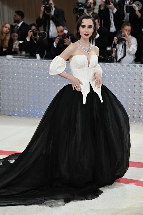Lilly Collins - Les célébrités arrivent à la soirée du "MET Gala 2023" à New York, le 1er mai 2023.
Crédit : STARMAX / BESTIMAGE