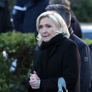 Marine Le Pen - Le clan Le Pen se rend au cimetière de la Trinité-sur-Mer après les obsèques de Jean-Marie Le Pen en l'église Saint-Joseph le 11 janvier 2025. ©Dominique Jacovides / Guillaume Collet / Bestimage