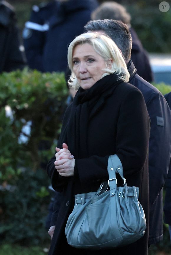 Marine Le Pen - Le clan Le Pen se rend au cimetière de la Trinité-sur-Mer après les obsèques de Jean-Marie Le Pen en l'église Saint-Joseph le 11 janvier 2025. ©Dominique Jacovides / Guillaume Collet / Bestimage