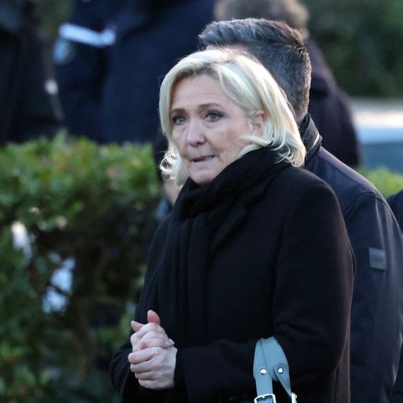 Marine Le Pen - Le clan Le Pen se rend au cimetière de la Trinité-sur-Mer après les obsèques de Jean-Marie Le Pen en l'église Saint-Joseph le 11 janvier 2025. ©Dominique Jacovides / Guillaume Collet / Bestimage